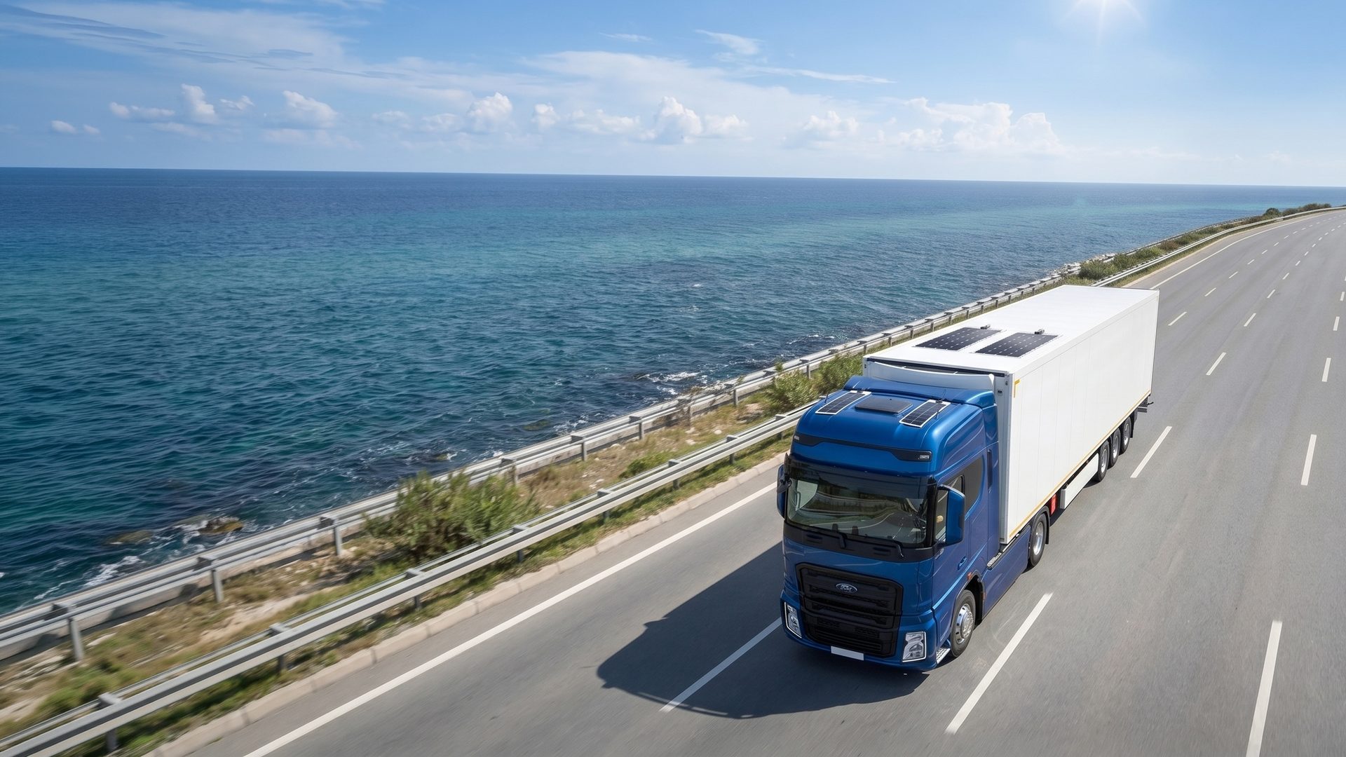 Camion con pannelli solari in viaggio sotto il sole